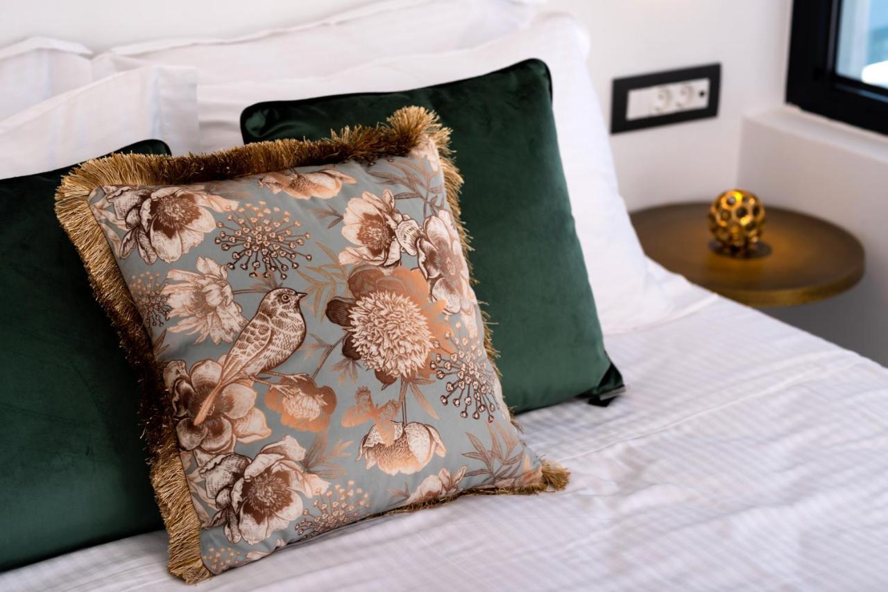 Daydream Luxury Suites Fira  Bagian luar foto